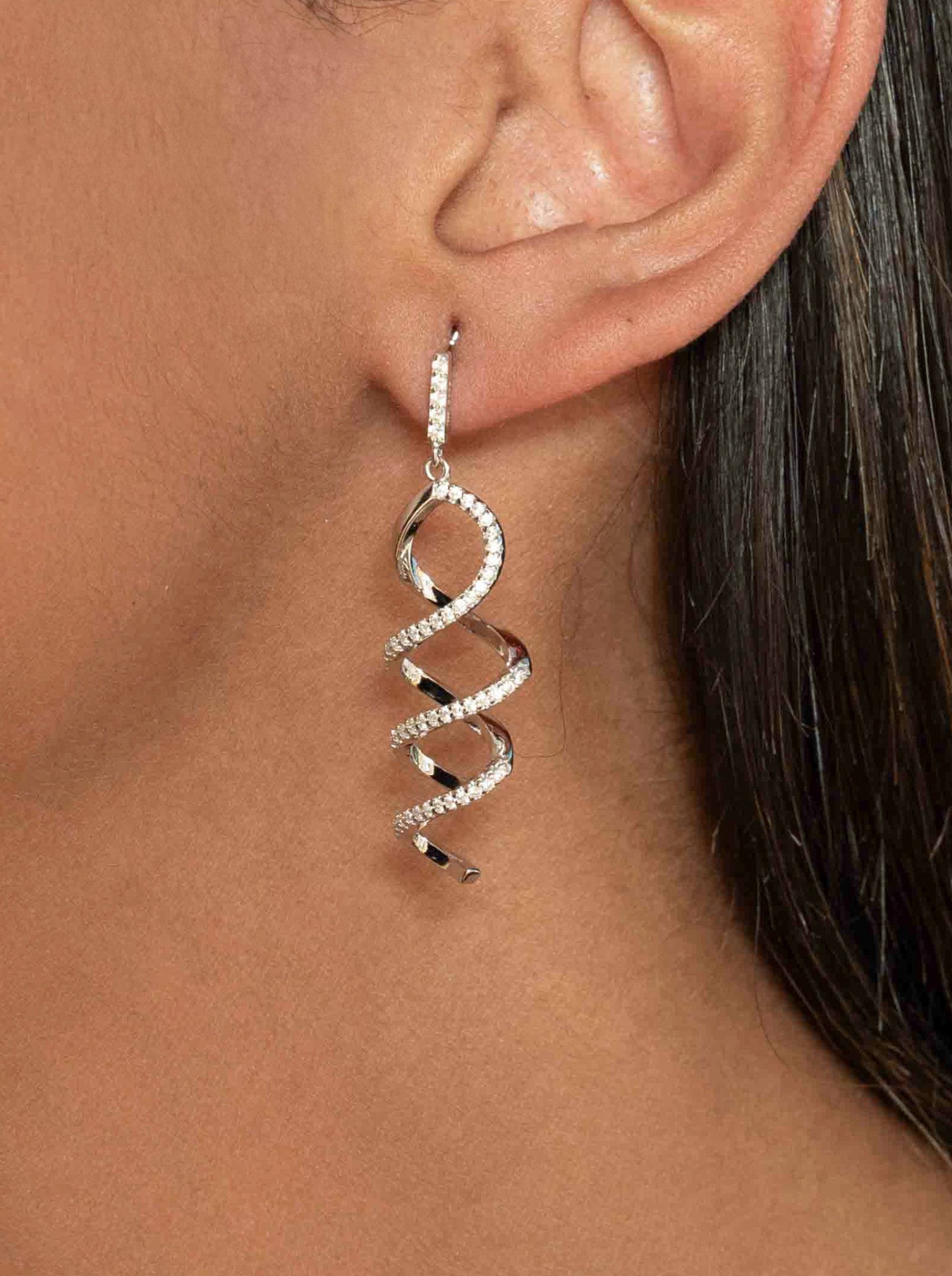 Pendientes largos de plata con diseño en espiral