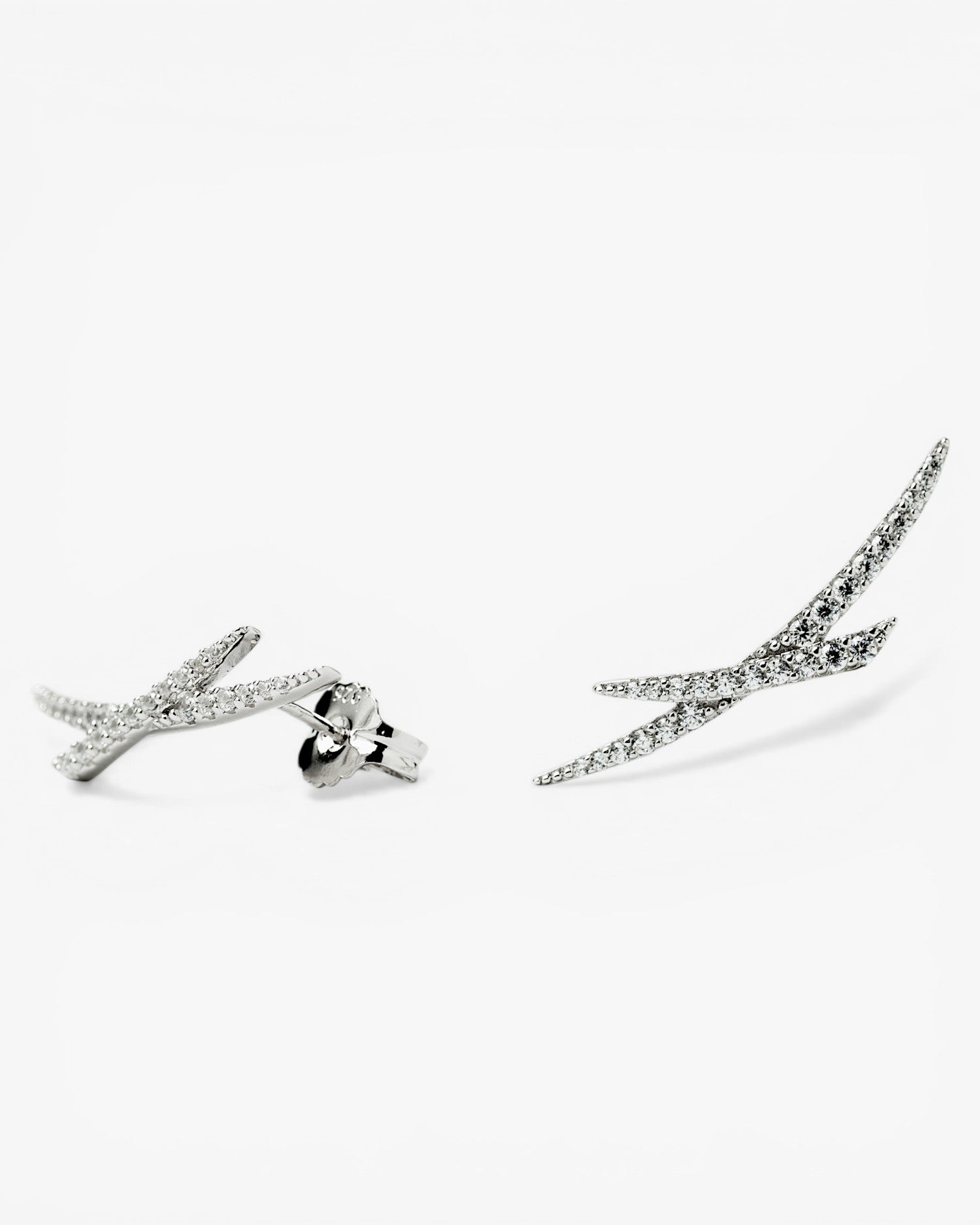Pendientes trepadores de plata con circonitas diseño cruzado