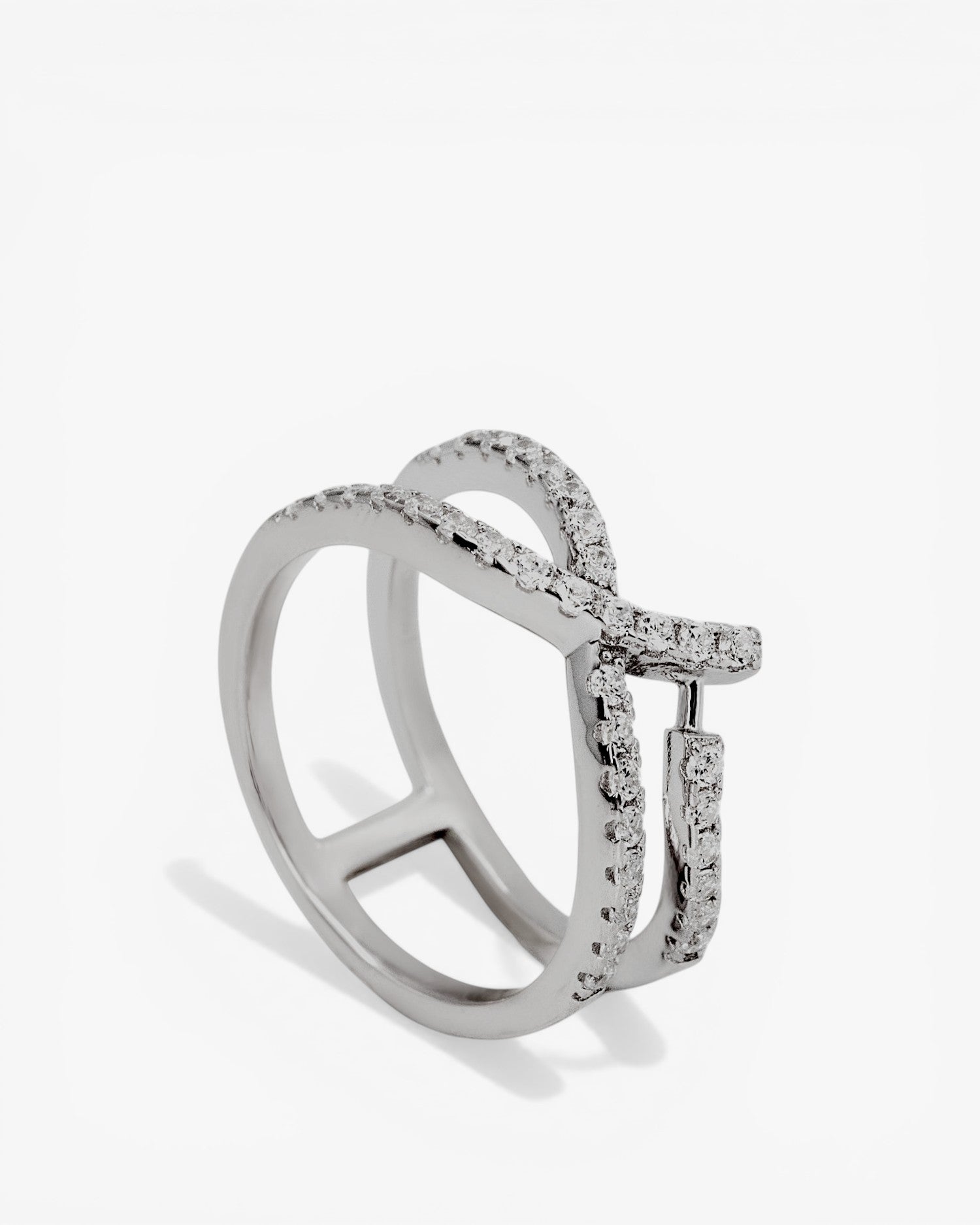 Anillo de plata con circonitas diseño cruzado