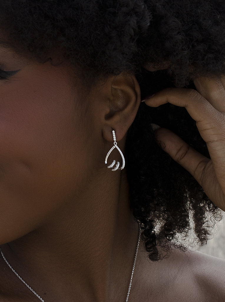 Pendeintes longs de argent avec design elegante