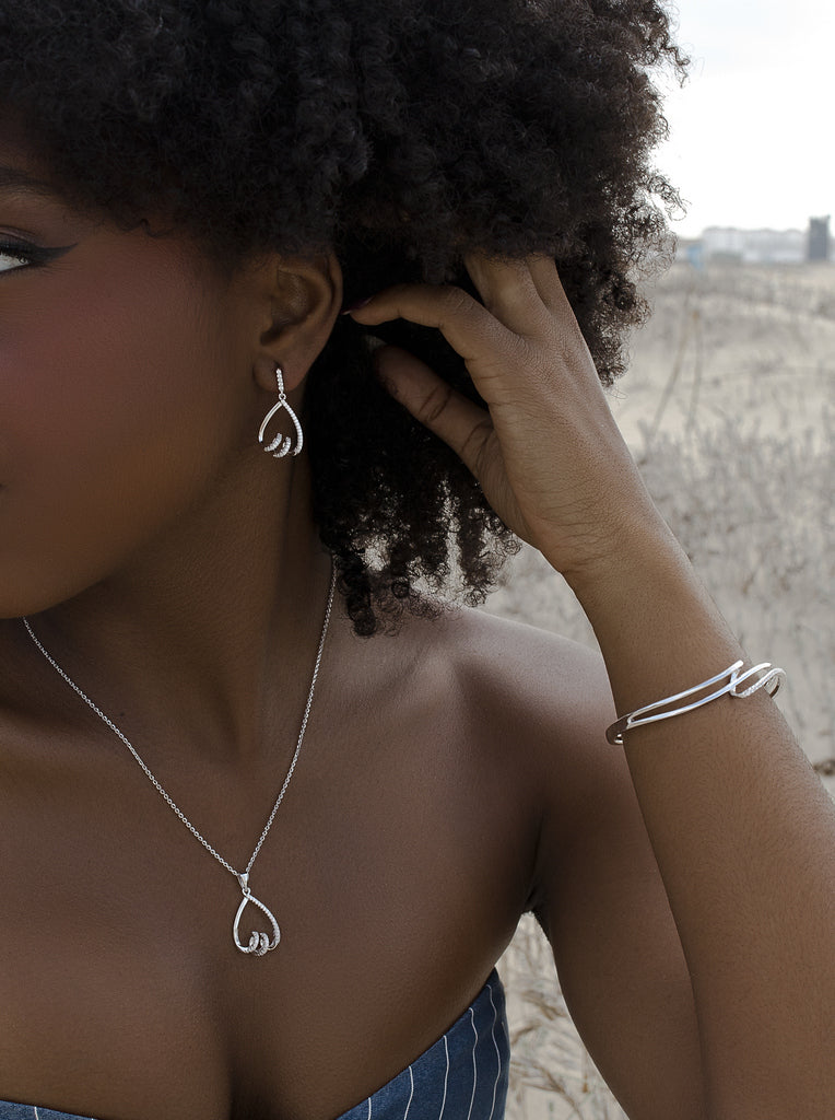 Pendeintes largos de plata con diseño elegante