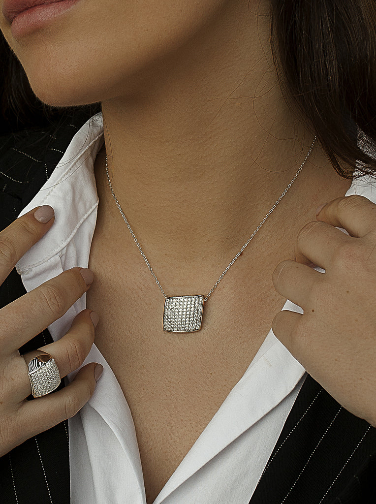 Collar de plata diseño cuadrado con circonitas