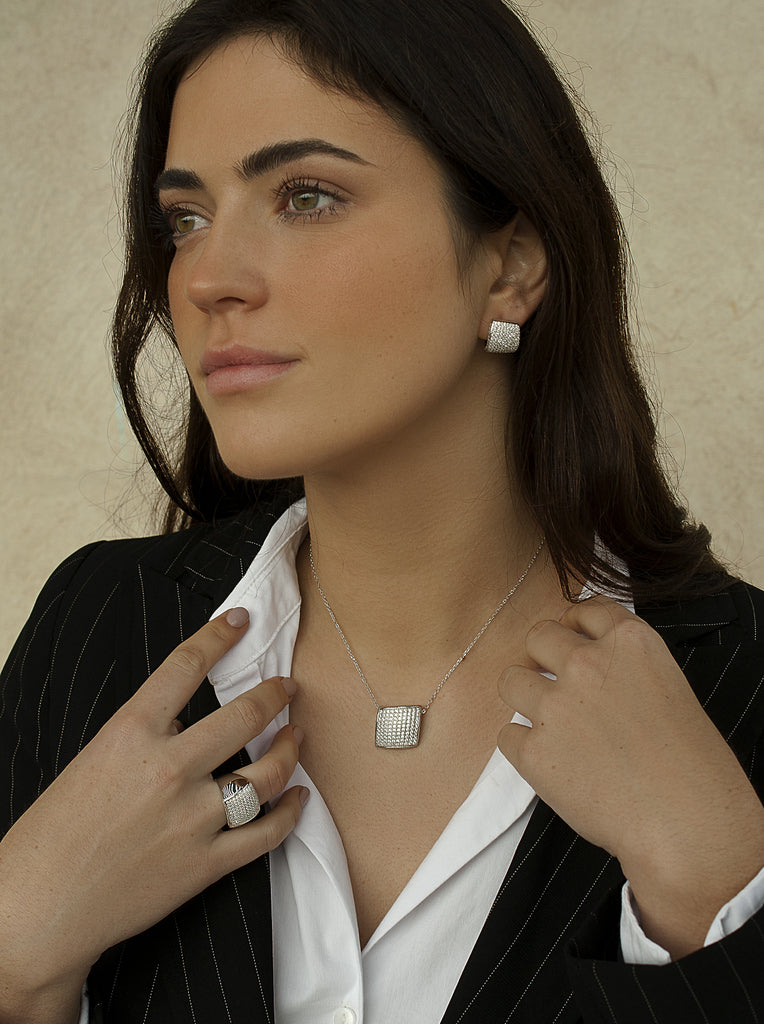 Anillo grande de plata con circonitas diseño ancho