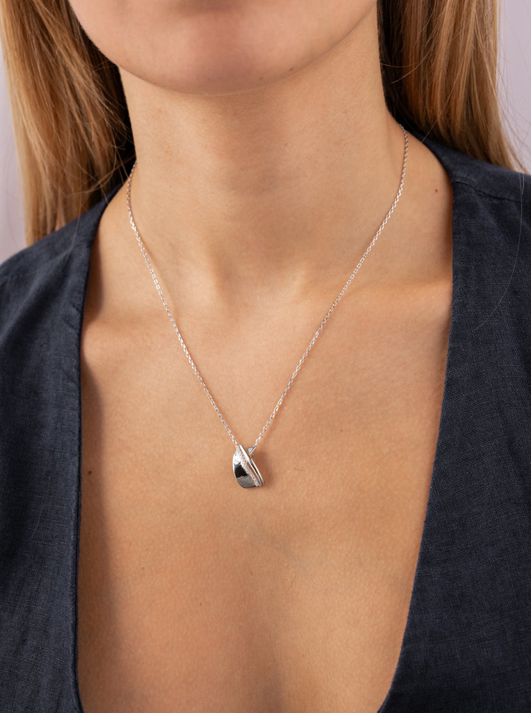 pendentif de argent avec zircons pendentif croisé.