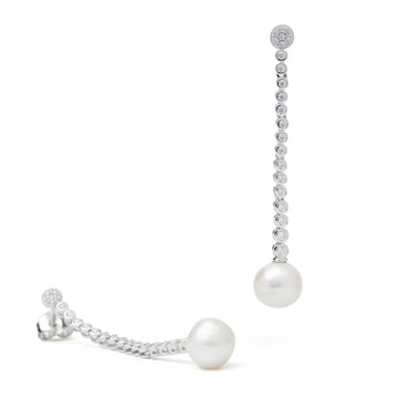 Boucles d'oreilles longues ornées de zirconiums cubiques et terminées par une perle.