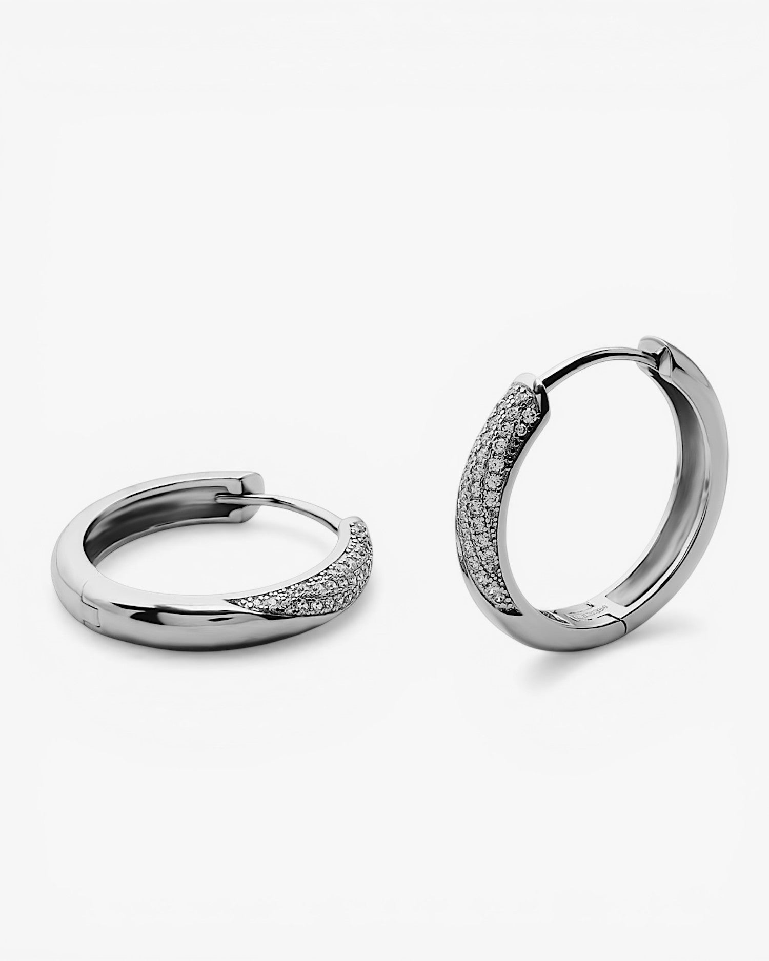 Pendientes de aro en forma oval con circonitas