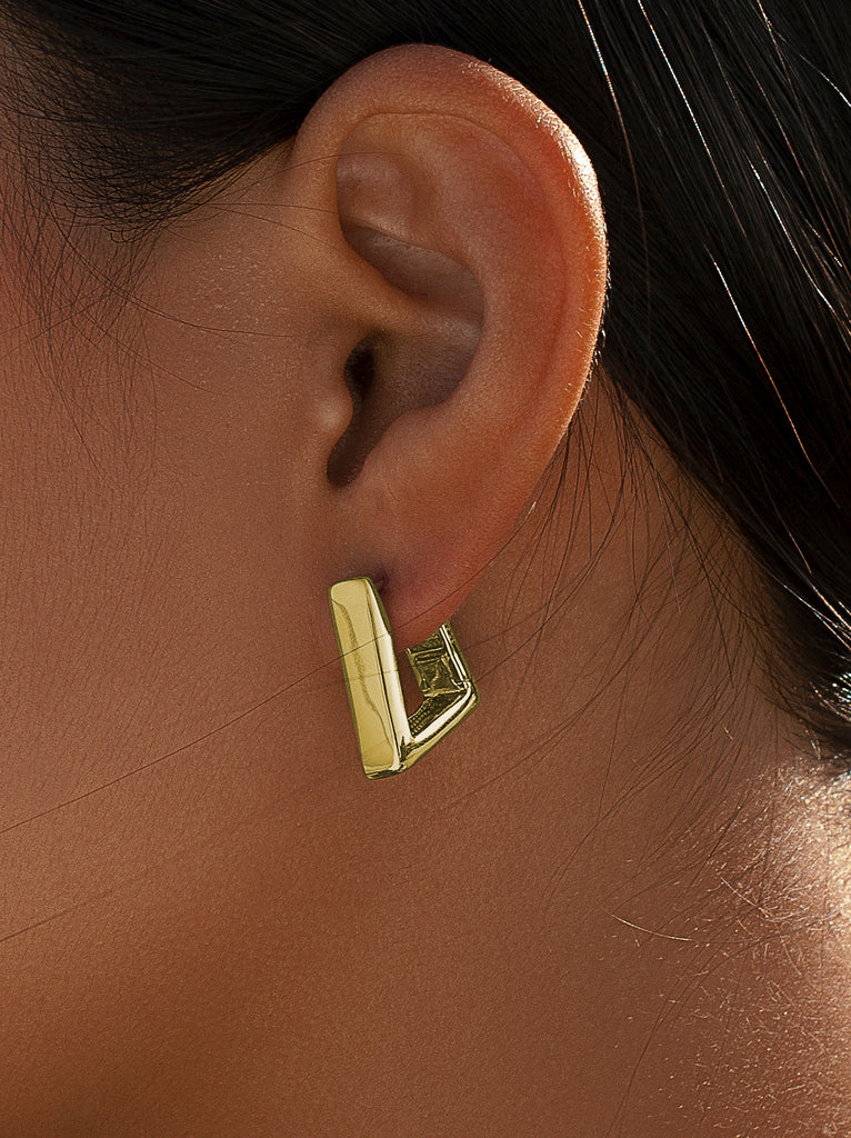 Pendientes aro de plata bañada en oro diseño triangular minimalista