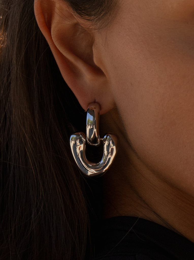 Pendientes de plata originales con diseño enlazado