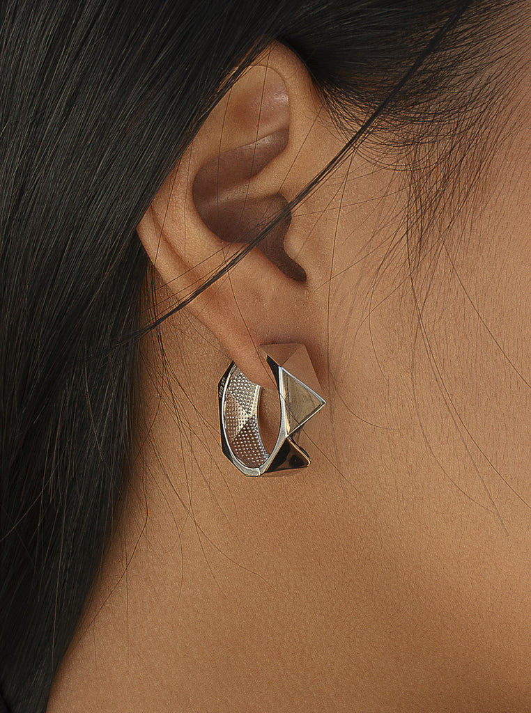 Pendientes aro de plata con acabado geométrico