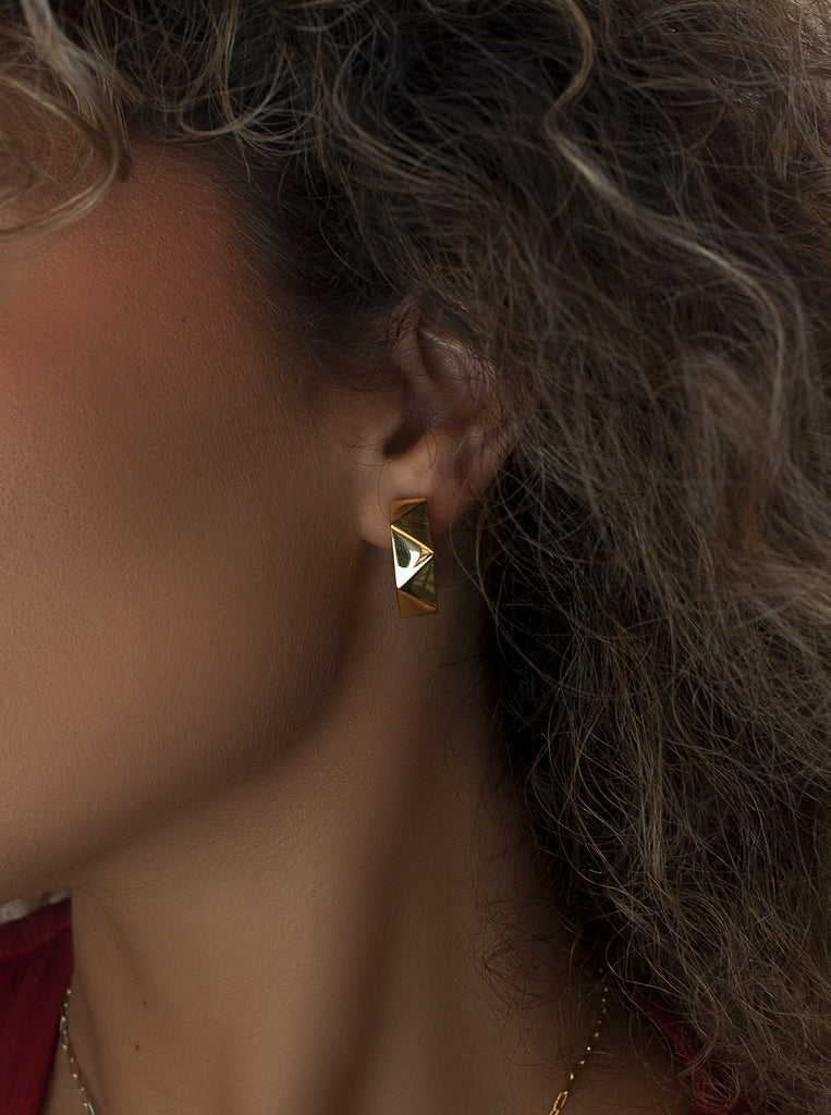 Pendientes aro de plata bañados en oro con acabado geométrico