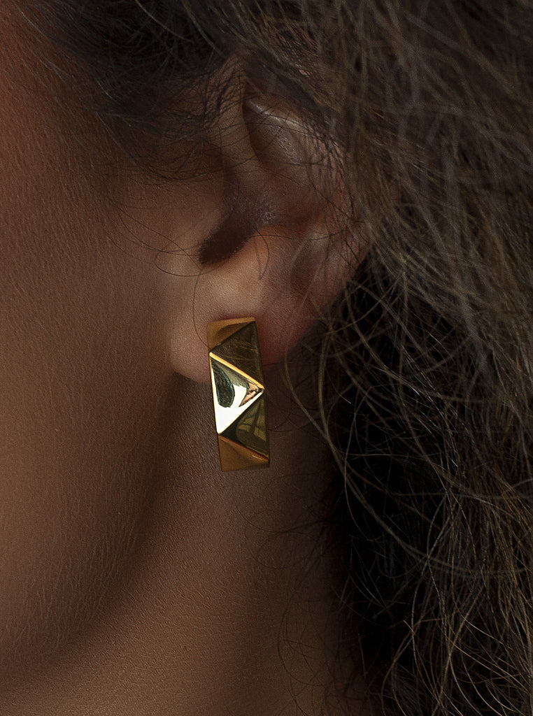 Pendientes aro de plata bañados en oro con acabado geométrico