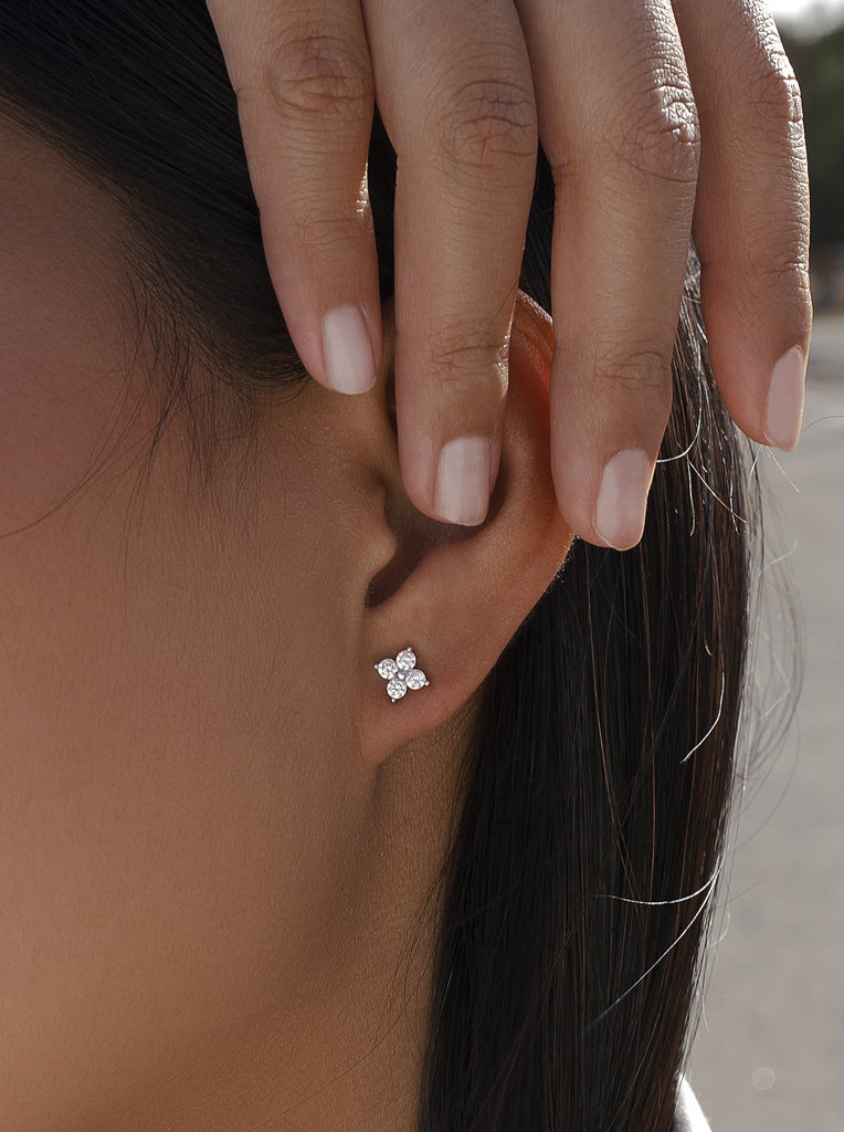 Mini pendiente de plata en forma de flor y cironitas