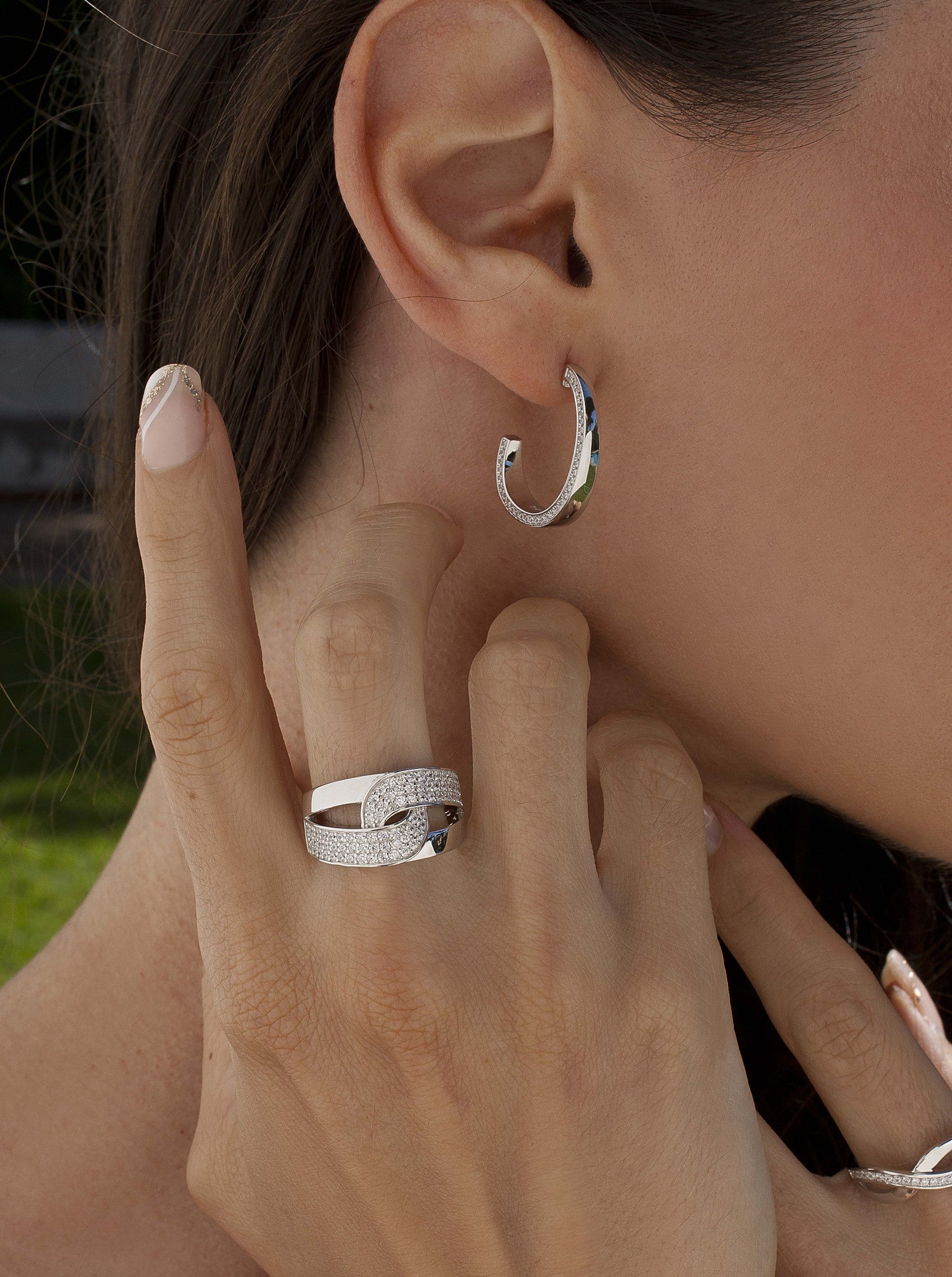 Anillo grande entrelazado con circonitas