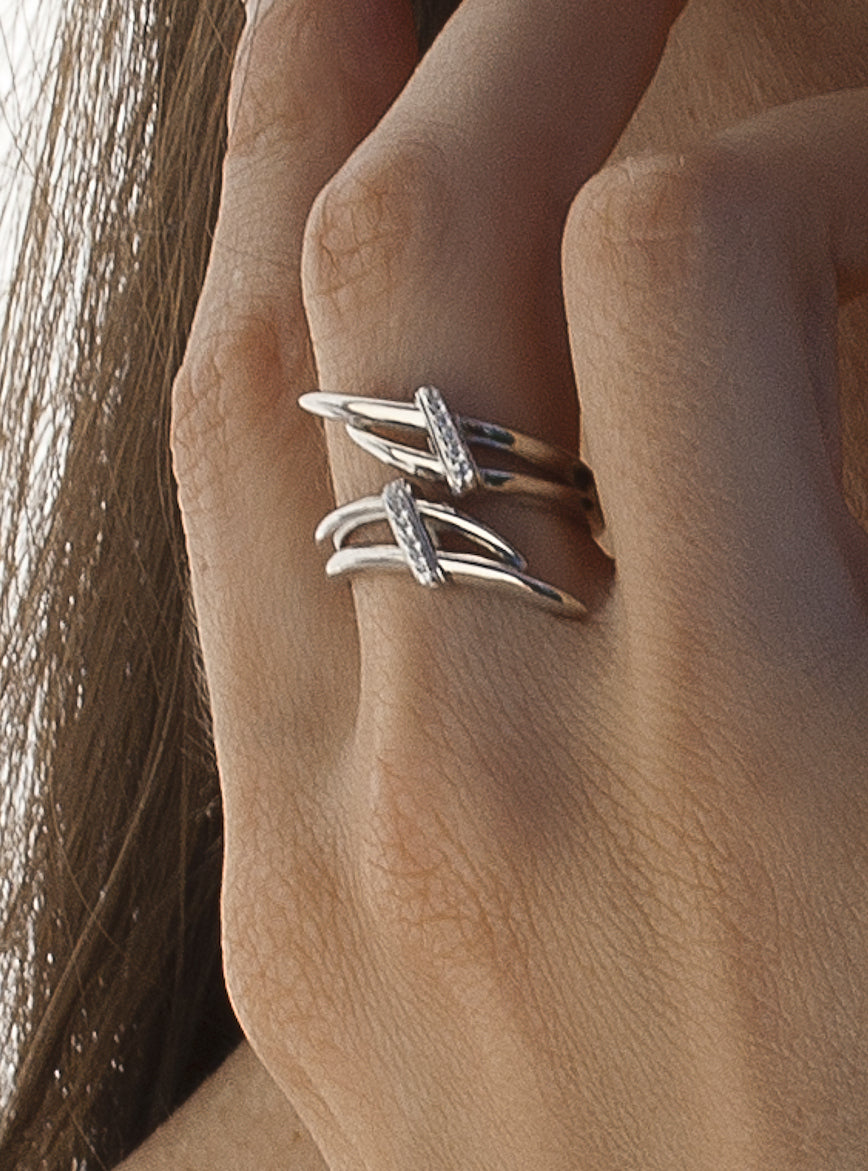 Anneaux d de argent original design enchevêtrés avec zircons