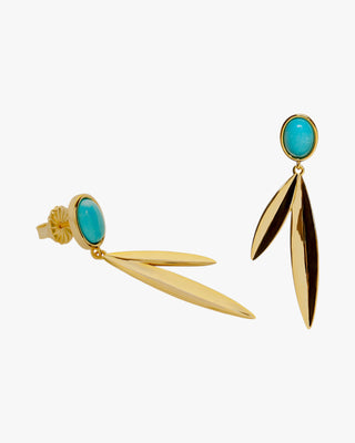 Boucles d'oreilles longues ornées d'un motif de feuille et d'une pierre turquoise.