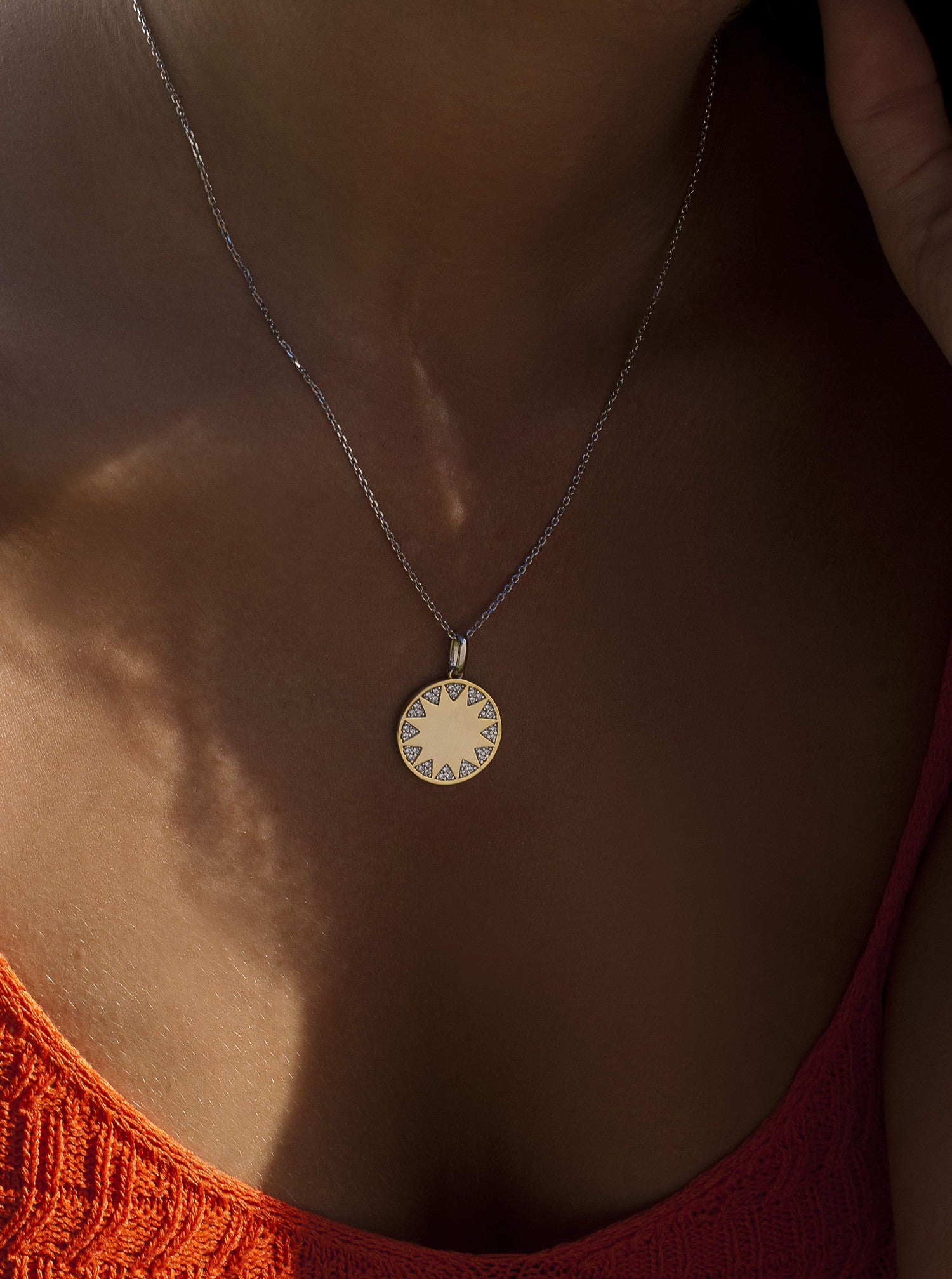 Collar bicolor aro con colgante diseño solar con circonita