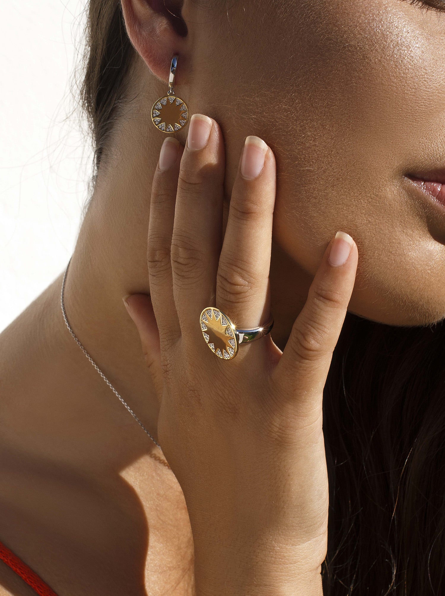 Anillo bicolor aro con colgante diseño solar con circonita