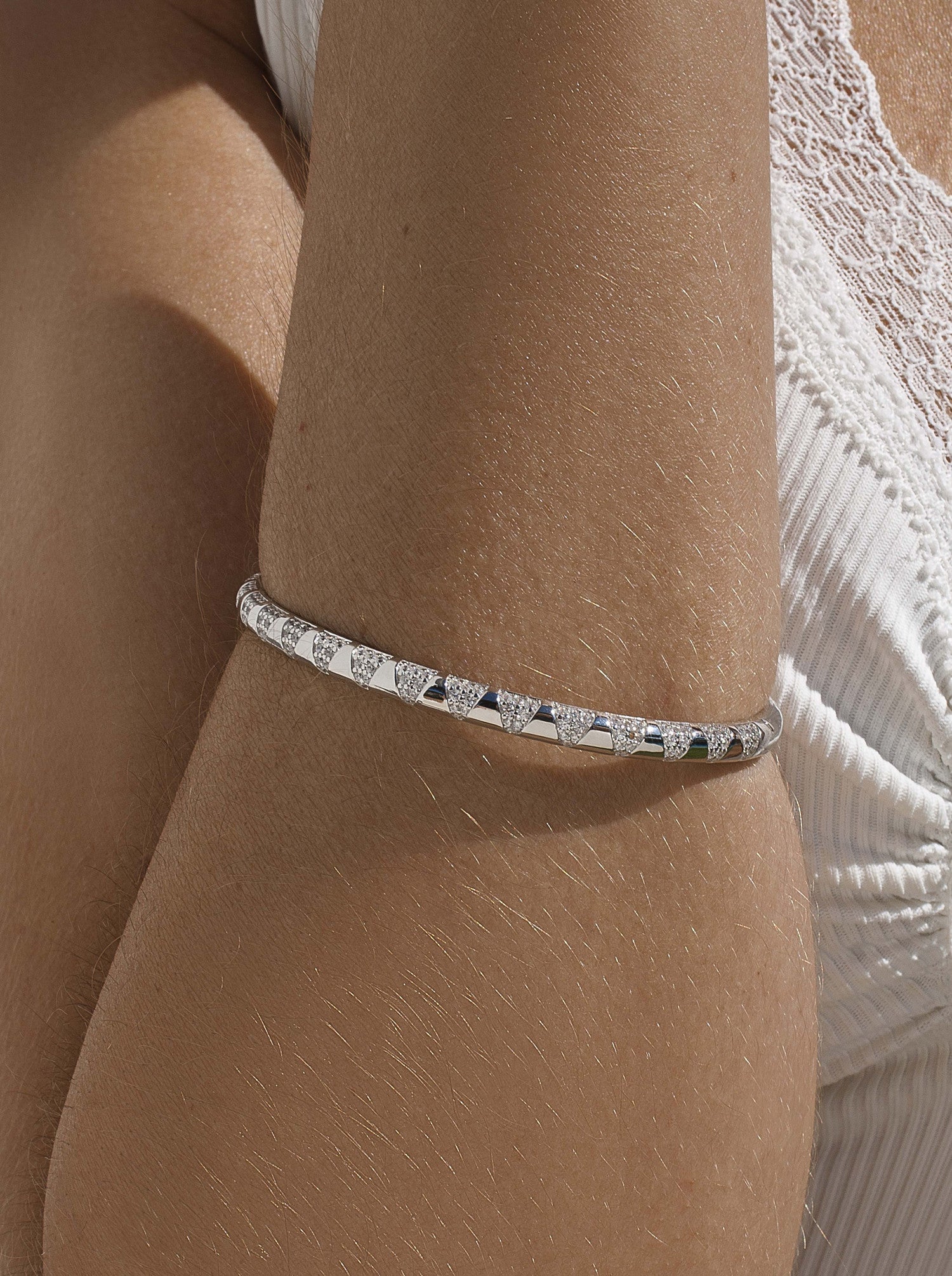 Pulsera esclava de plata con diseño triangular con circonitas