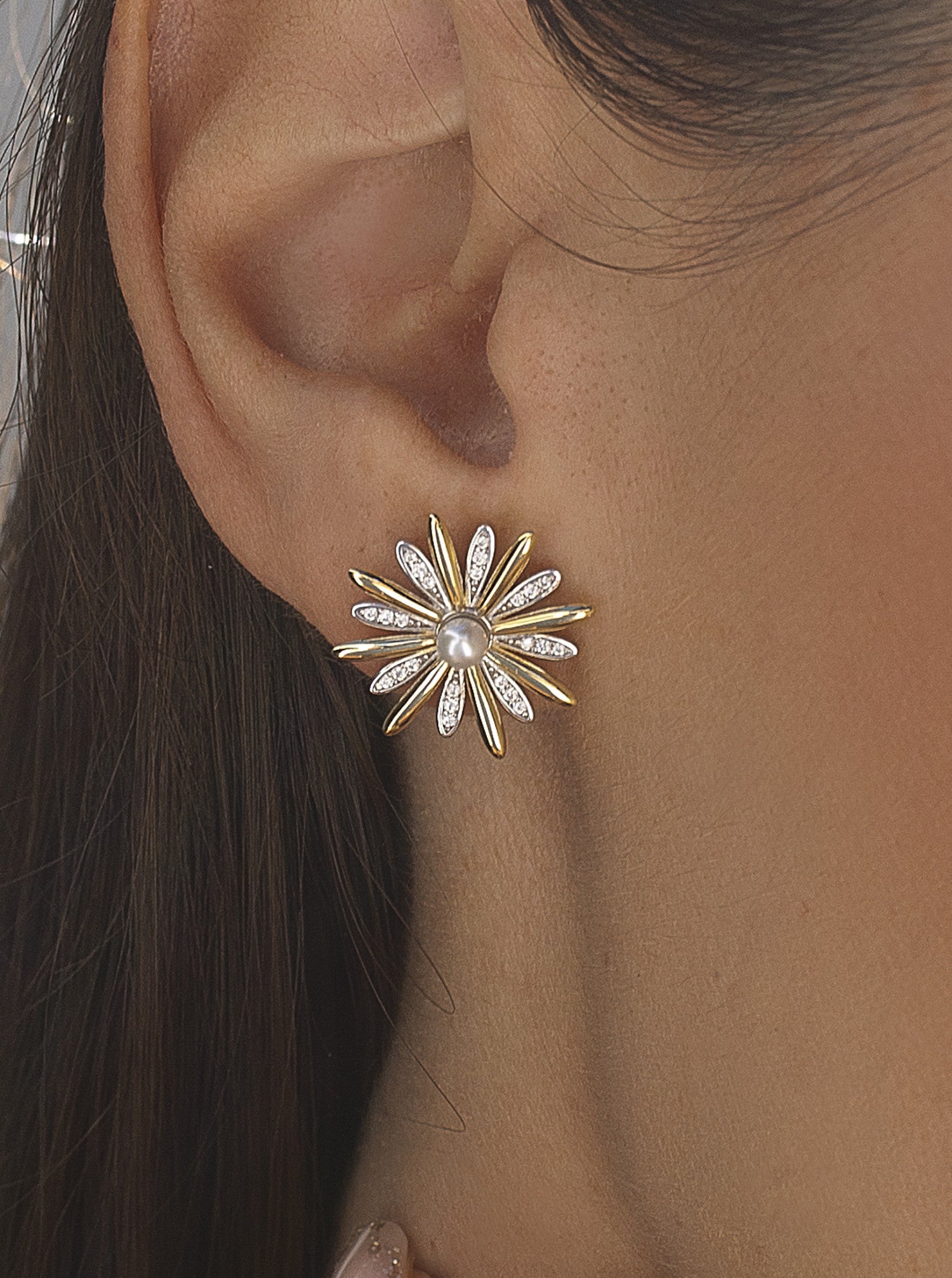 Pendientes bicolor de plata con diseño floral