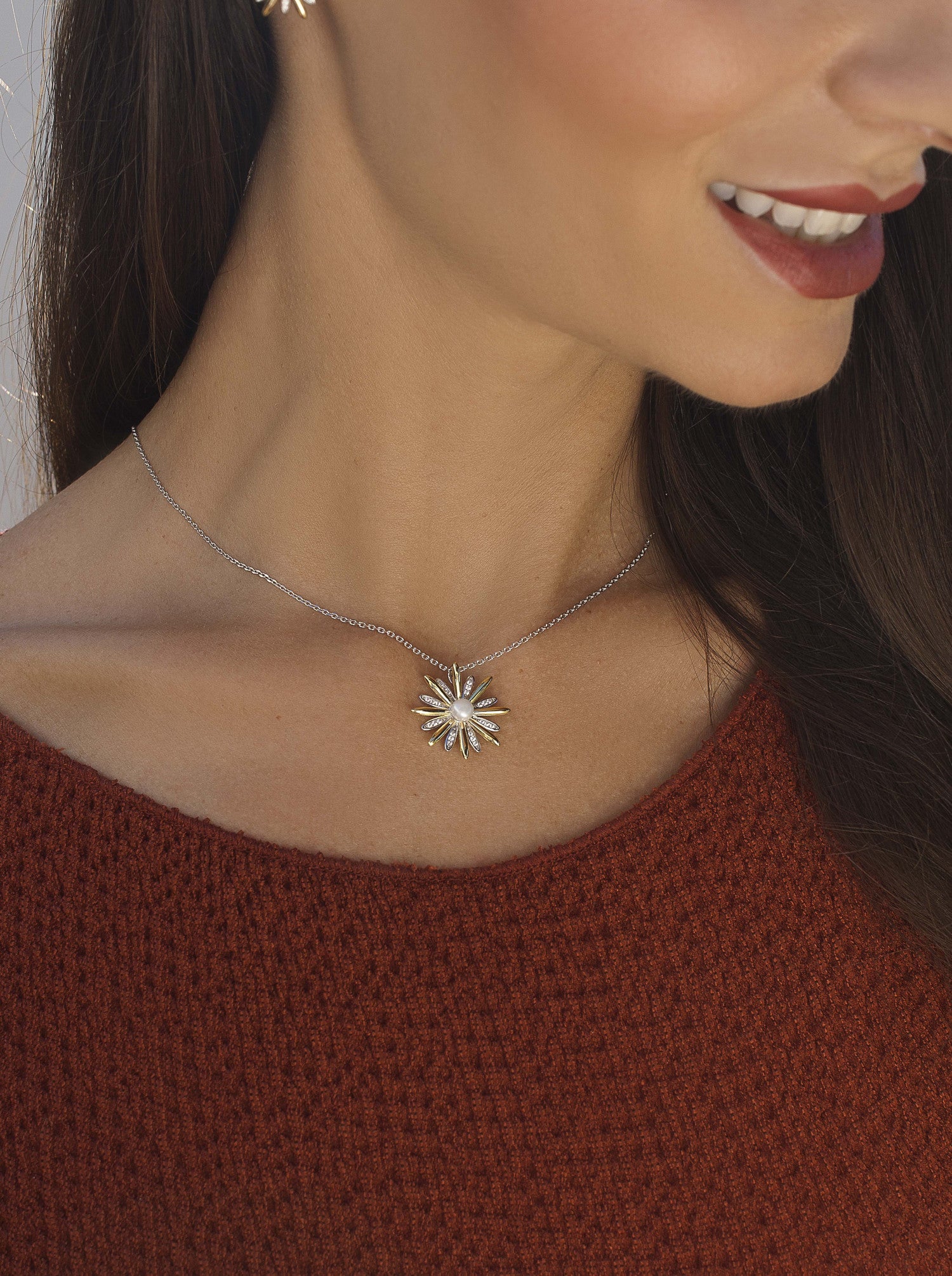 Colgantes bicolor de plata con diseño floral