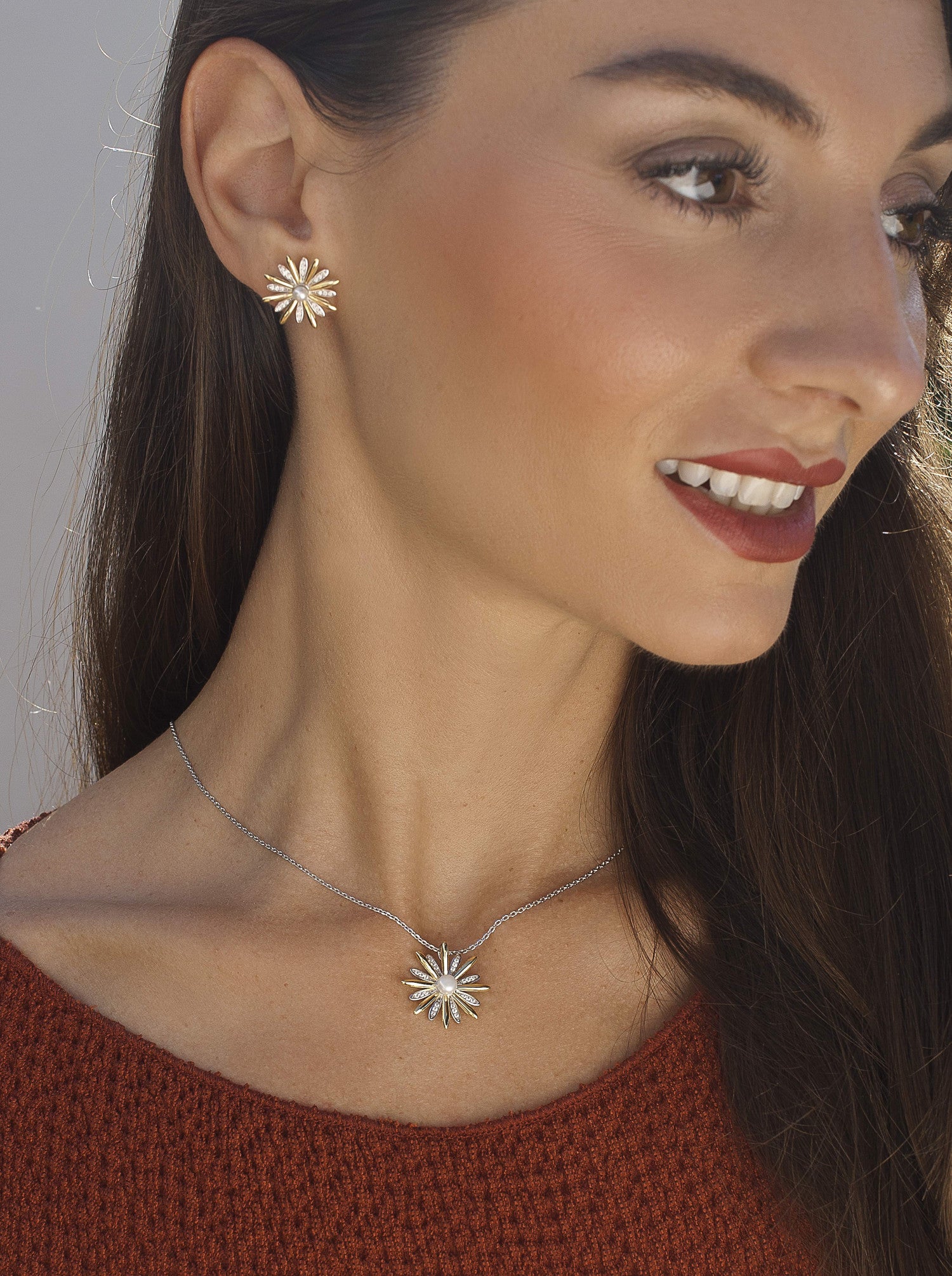 Colgantes bicolor de plata con diseño floral