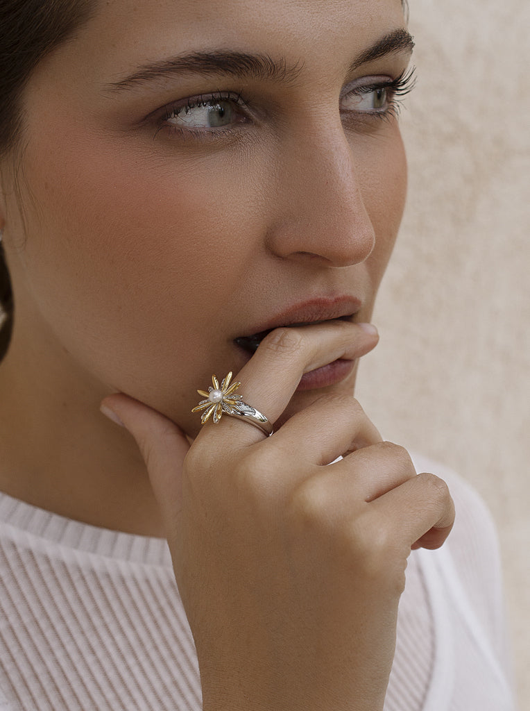 Anillos colgantes bicolor de plata con diseño floral