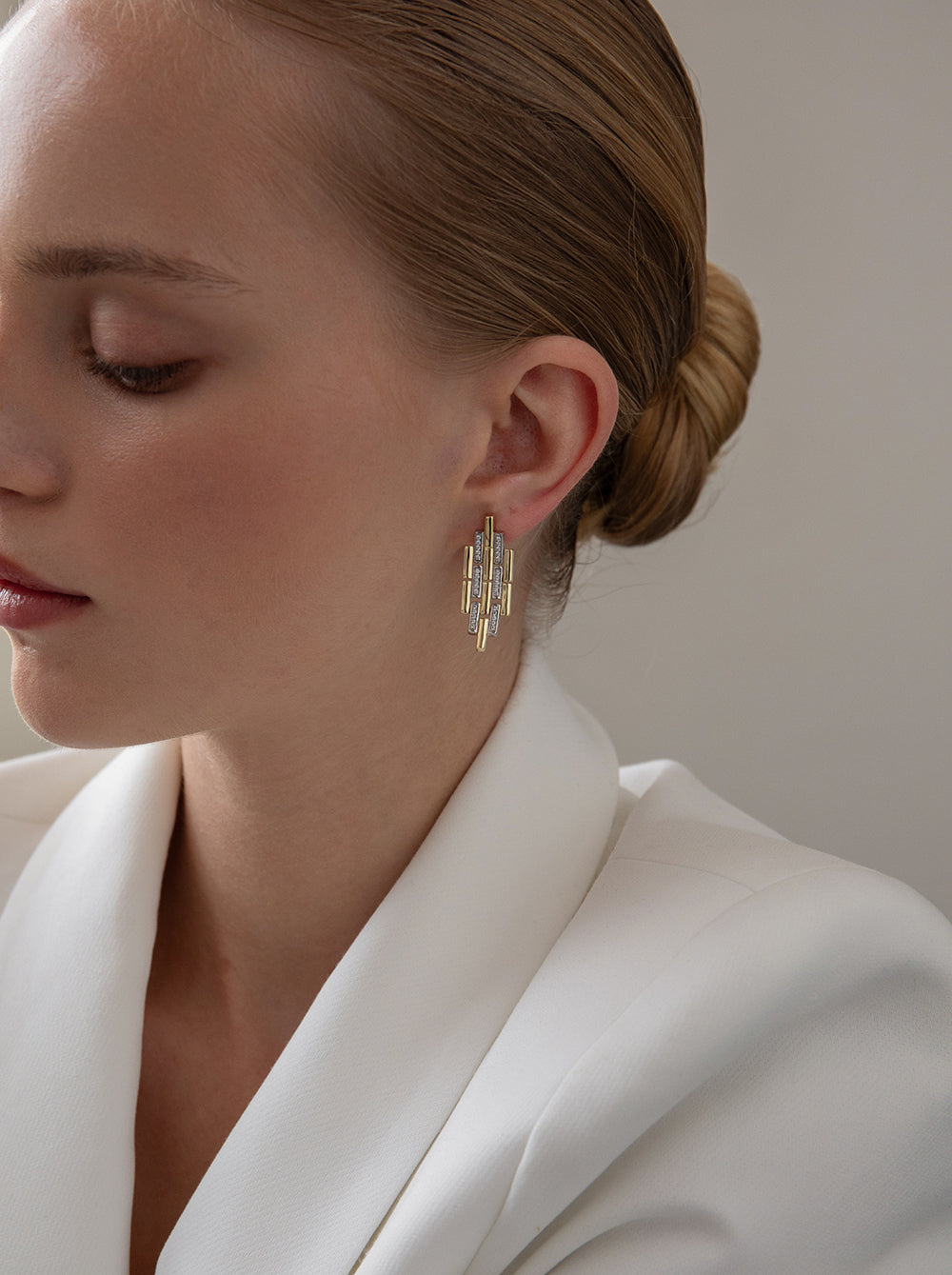 Two-tone silver earrings with a mobile structure and cubic zirconia