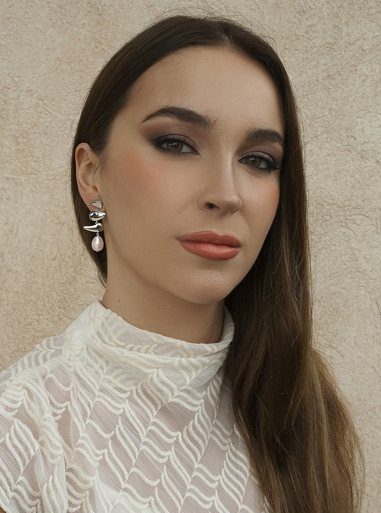 Silver pearl earrings with an organic and fluid structure