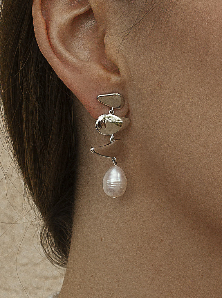 Silver pearl earrings with an organic and fluid structure