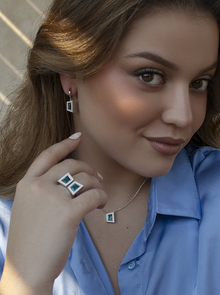 Collar de plata con colgante de circonita azul y circonitas