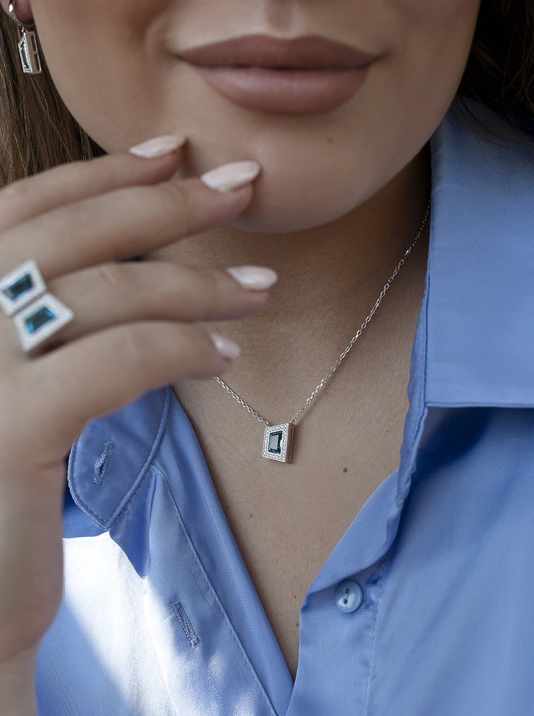 Collar de plata con colgante de circonita azul y circonitas