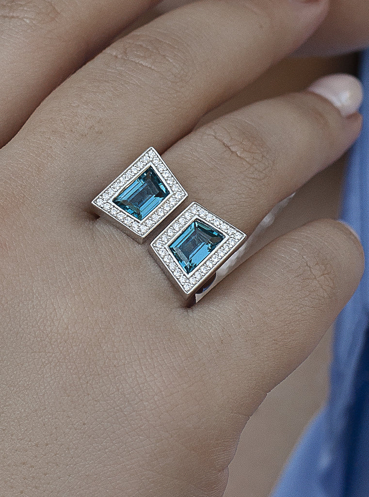 Anillo doble de plata con circonitas azul y halo de circonitas