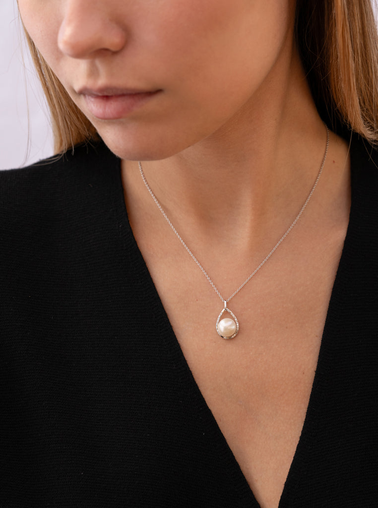 Collar de perla con envoltura de circonita en forma gota