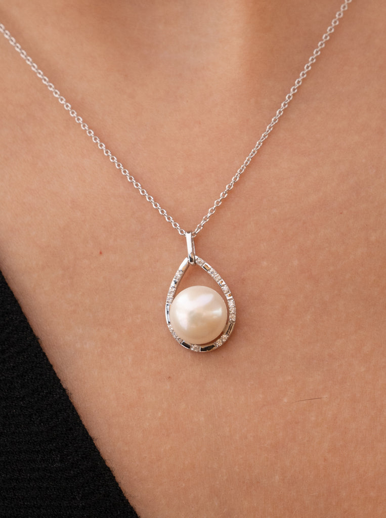 collier perle avec zircon en forme de goutte d'eau