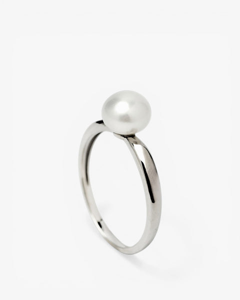 Rings with silver pearls in a classic and sophisticated design