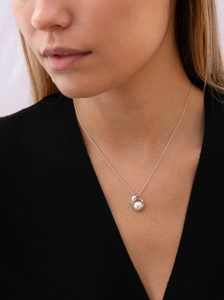 Collar de perla con envoltura de plata espiral