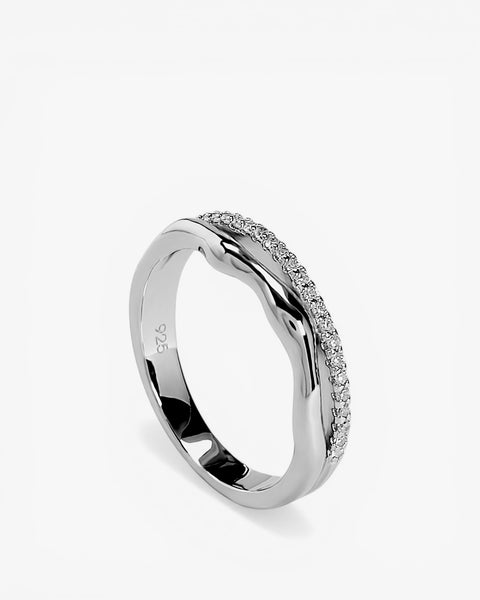 Anillo fino de plata irregular doble con circonitas