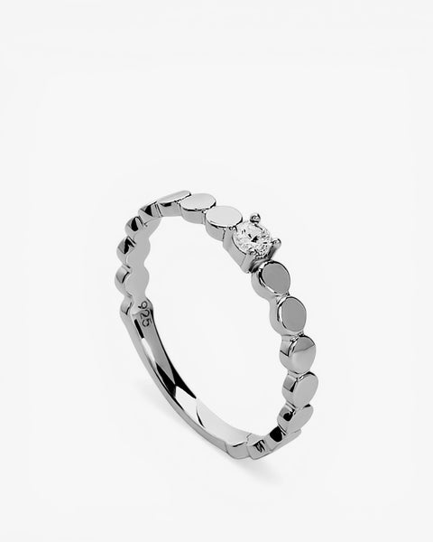 Anillo fino de plata con piezas circulares y circonita central