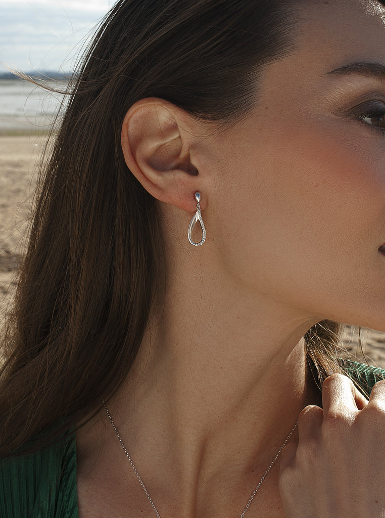 Boucles d'oreilles longs de argent design minimal avec zircons