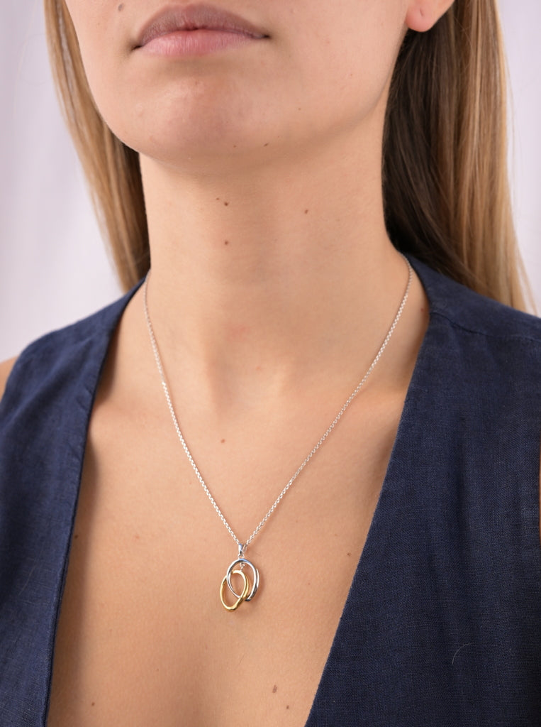 Pendentif bicolore en argent avec anneaux entrelacés