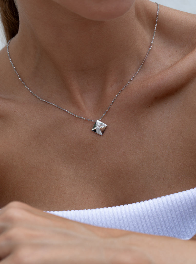 Petit collier en argent de forme losange orné de zirconiums cubiques