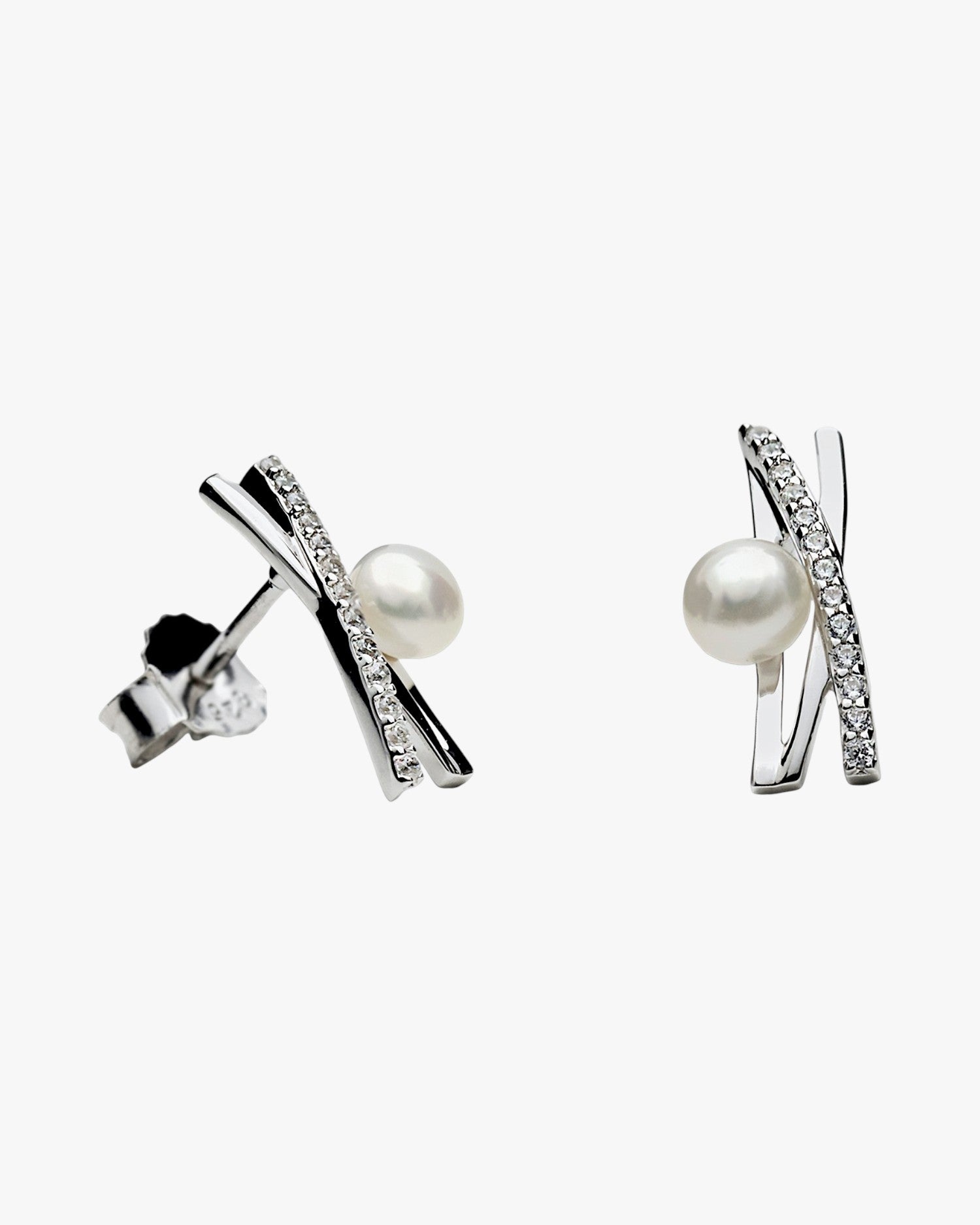 Boucles d'oreilles croisées en argent ornées de zirconiums cubiques et de perles