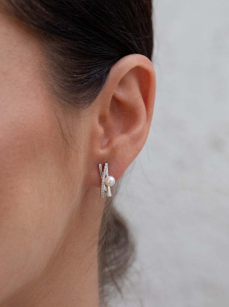 Boucles d'oreilles croisées en argent ornées de zirconiums cubiques et de perles