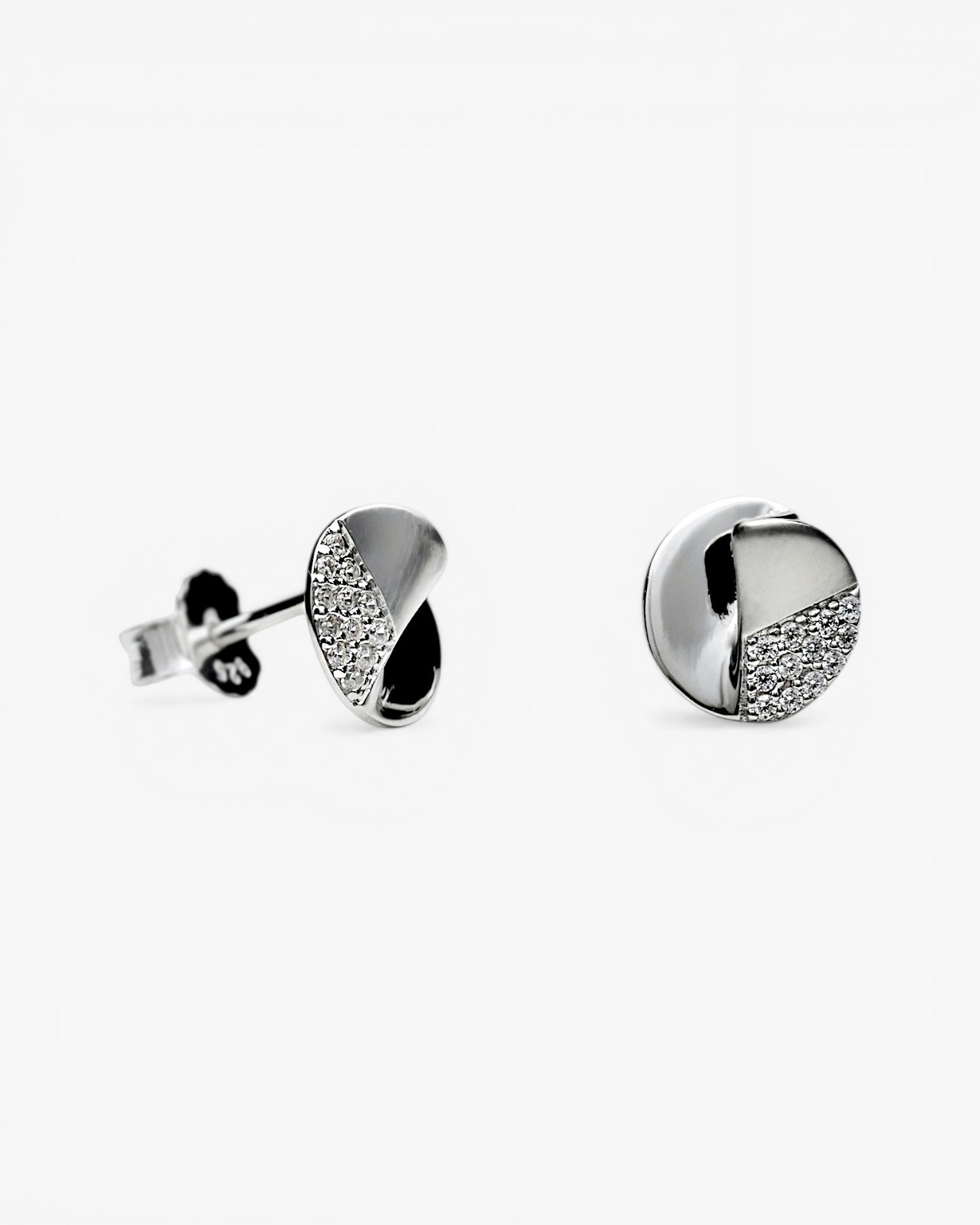 Pendientes pequeños de plata con volumen y circonita