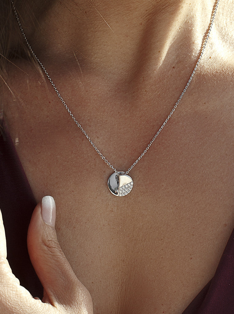 Petit collier en argent orné de volume et de zirconiums cubiques