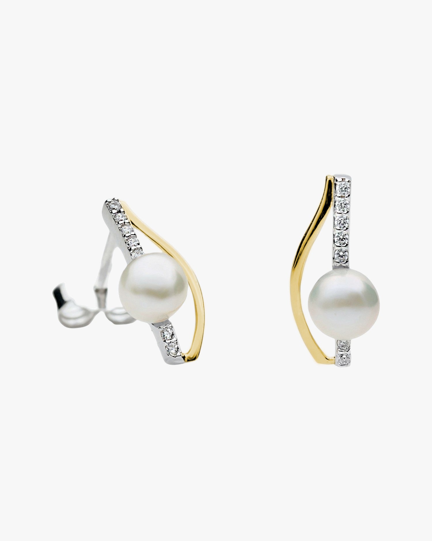 Silver pearl and cubic zirconia earring with a minimalist and elegant design