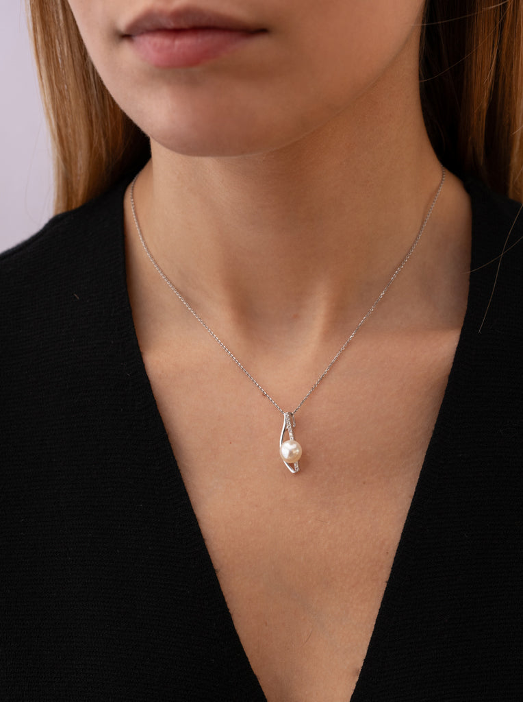 Necklace with silver pearl and cubic zirconia, minimalist and elegant design