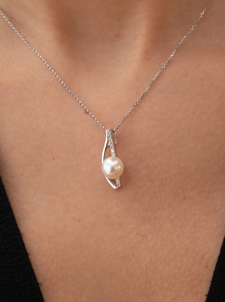 Necklace with silver pearl and cubic zirconia, minimalist and elegant design