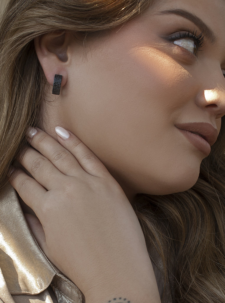 Petite boucle d'oreille créole large avec zircon cubique noir