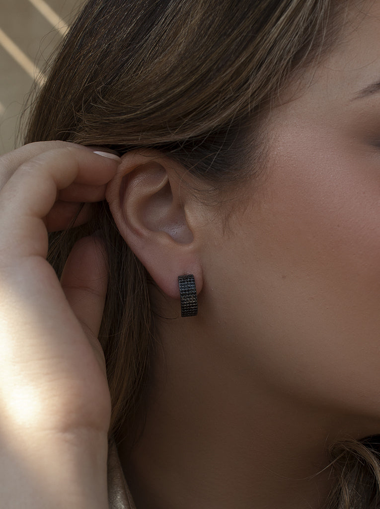 Petite boucle d'oreille créole large avec zircon cubique noir